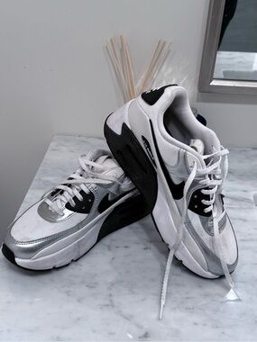 Nike Air Max Excee – Men’s Size 10 – White/Black/Silver